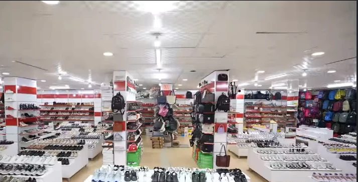 Mağazamızın iç görünümü: ayakkabı ve çanta reyonları